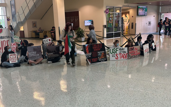 طلاب جامعة جنوب فلوريدا المضربون عن الطعام