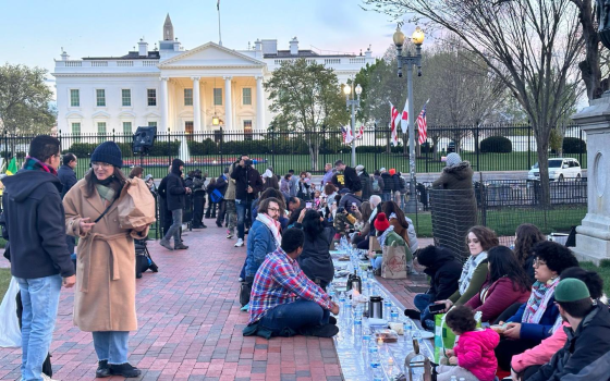 تنظيم إفطار احتجاجي أمام البيت الأبيض