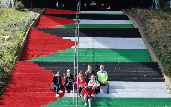 نشطاء يرسمون علم فلسطين على درج في أيرلندا
