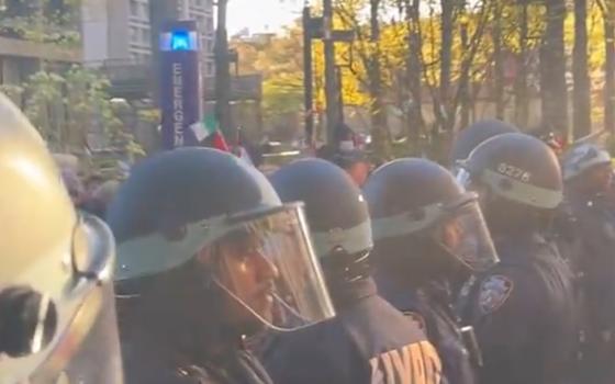 حصار الطلاب من قبل الشرطة الأمريكية