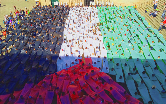 في يوم العمل العالمي.. فعالية تجميع فسيفساء العلم الفلسطيني في غاليسا الأسبانية