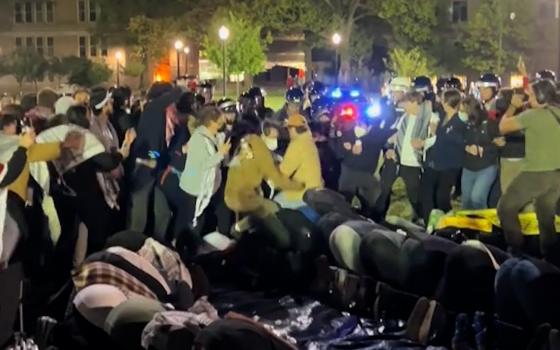 تشكيل الطلاب سلسلة بشرية لحماية المصلين من القمع