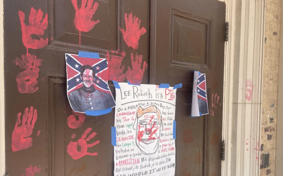 طلاب “نورث كارولينا” يلطخون مبنى جامعي بالطلاء الأحمر