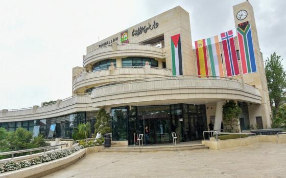 فع أعلام 3 دول أوروبية اعترفت بفلسطين