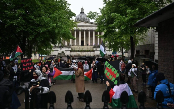 مظاهرة حاشدة أمام حرم كلية لندن الجامعية