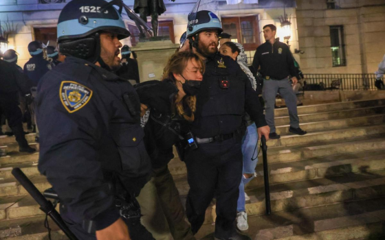 اعتقال فتاة من قبل الشرطة الأمريكية  