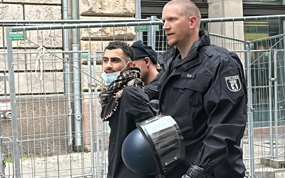 للقمع شركاء!.. اعتقالات في برلين وأذناب الاحتلال يعتدون على طلاب ميلانو