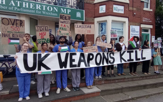 وقفة تضامنية لأطباء وطلاب الطب في ويلز