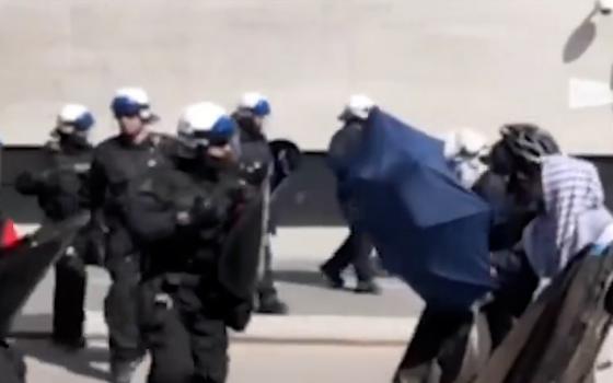 قمع الشرطة للمتظاهرين في مونتريال