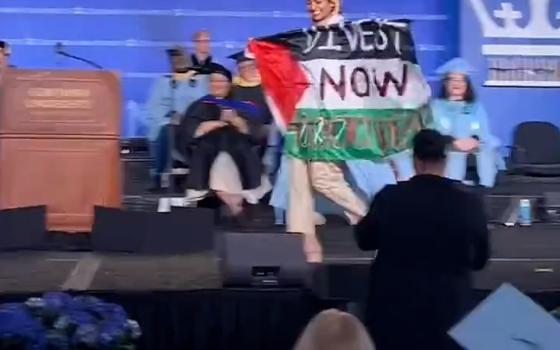 رفع علم فلسطين على منصة التخرج في جامعة كولومبيا