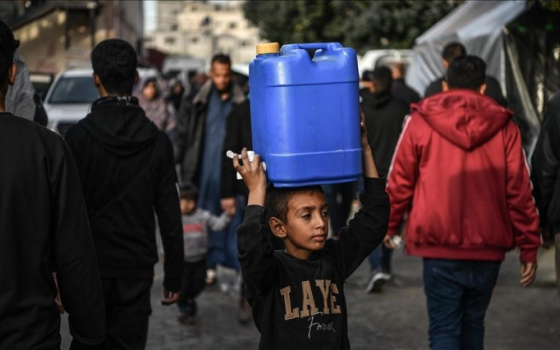 طفل ذاهب لتعبئة ماء