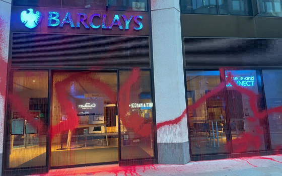 بعد أشهر من الإبادة..  بنك باركليز يدّعي عدم استثماره في شركات تسليح الاحتلال