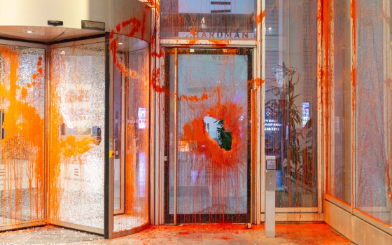 عودة الرداء الأحمر.. “حركة فلسطين” تستهدف بنوك الإبادة في لندن ومانشستر