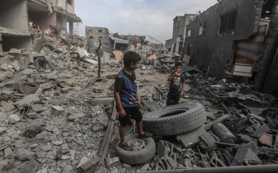 أطفال غزة بين ركام المنازل المدمرة