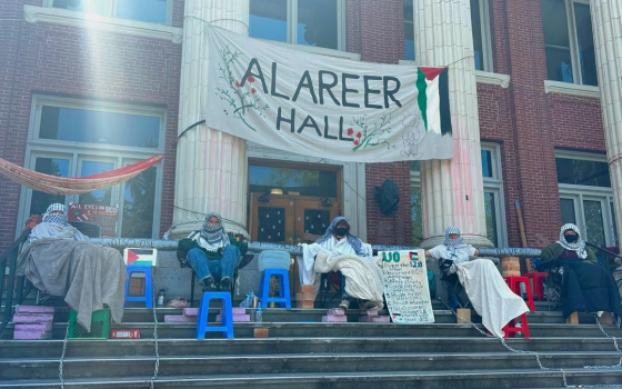 طلاب جامعة أوريغون يغلقون قاعة جونسون بأجسادهم