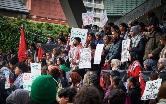 طلاب جامعة تورونتو خلال وقفة داعمة لفلسطين