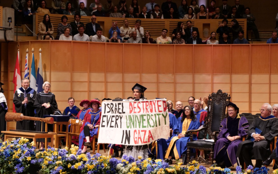 خريجة من كلية بارد ترفع لافتة داعمة لفلسطين