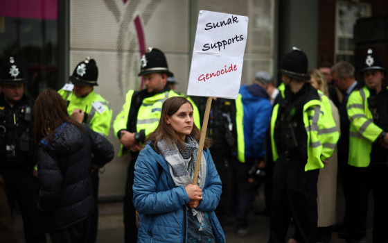 متظاهرون يلاحقون سوناك خلال جولة انتخابية في وست ميدلانز