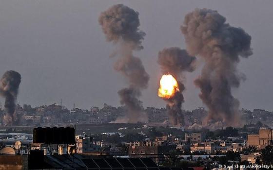 دخان كثيف متصاعد جراء قصف الاحتلال الإسرائيلي على غزة  