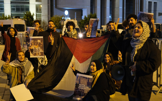 بتهمة “إهانة الرئيس” وقفة في إسطنبول ضد محاكمة 5 نشطاء تضامنوا مع غزة