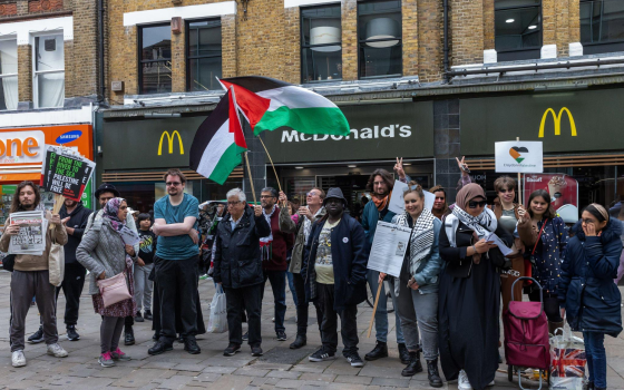. نشطاء يحاصرون أحد فروع “ماكدونالدز” في لندن