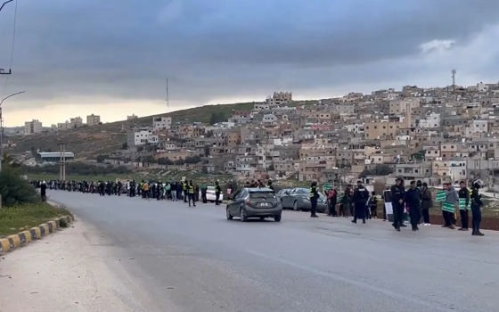 سلسلة بشرية في الأردن رفضًا للجسر البري