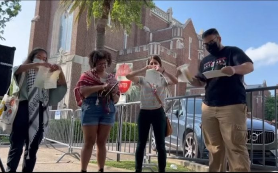 خريجون أمريكيون يمزقون شهاداتهم ردًا على قمع مخيمهم التضامني