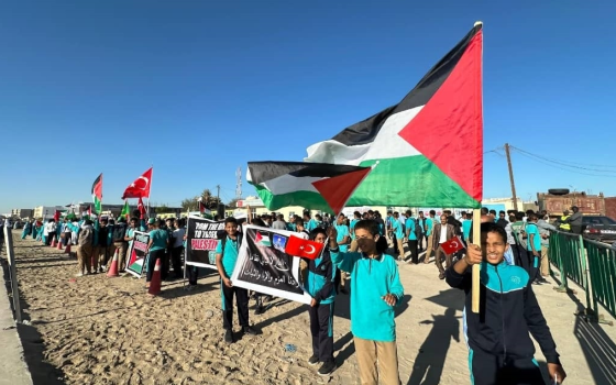 أطفال موريتانيا يحاصرون السفارة الأمريكية دعمًا لفلسطين