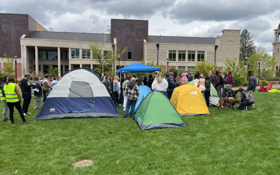 بعد قمعهم.. طلاب دنفر يسيطرون مجددًا على الحرم الجامعي