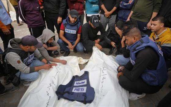 مجموعة من الصحفيين في غزة يودعون جثمان زميل لهم  