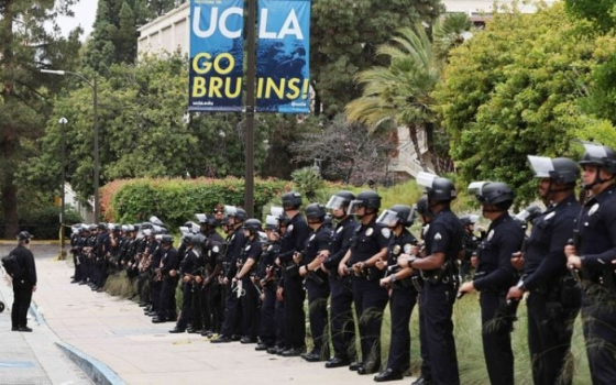 القبض على شخص هاجم متظاهري فلسطين في حرم جامعة كاليفورنيا
