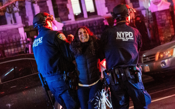 اعتقال فتاة خلال مظاهرة مؤيدة لفلسطين