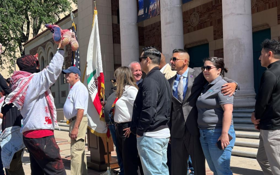 نُشطاء يُعطلون يوم الذكرى المجتمعي في سكرامنتو