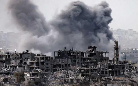 دخان كثيف متصاعد جراء قصف الاحتلال الإسرائيلي على غزة