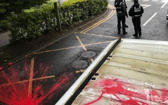 سعيًا لإغلاقه..  أنصار فلسطين يهاجمون مقرًا لإلبيت في بريستول