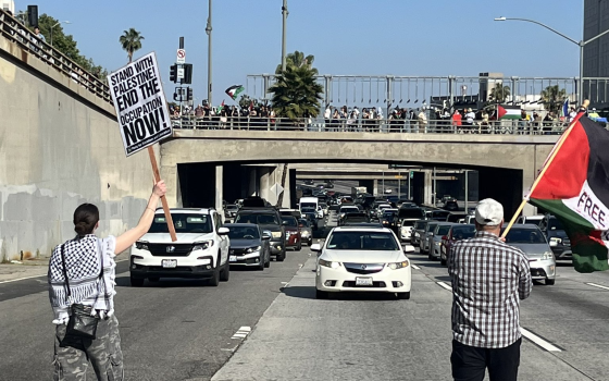 أنصار فلسطين يغلقون طريقًا سريعًا في لوس أنجلوس