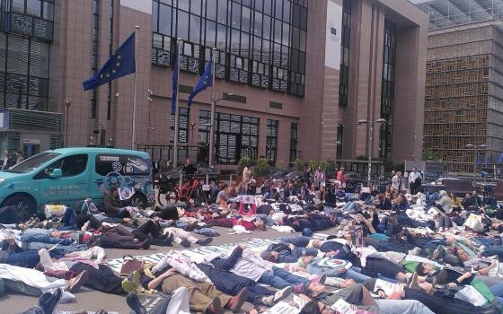 لشهداء غزة.. موظفون بالاتحاد الأوروبي ينظمون تشييعًا رمزيًا