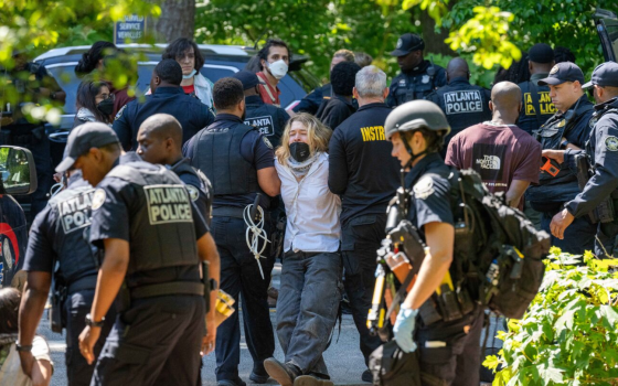 اعتقال فتاة خلال مظاهرة مؤيدة لفلسطين