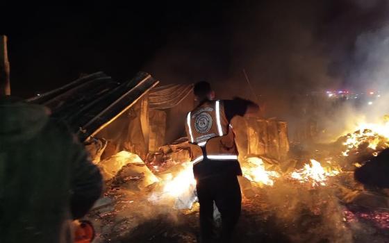 اطفاء حريق أحد المنازل في قطاع غزة