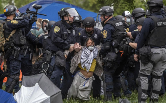 قمع الشرطة الأمريكية لطالبة من جامعة فرجينيا