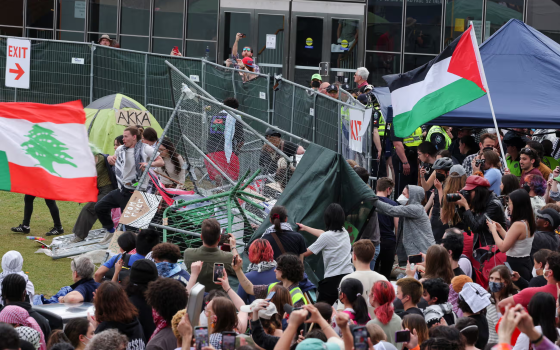 طلاب معهد ماساتشوستس يقتحمون سياج الشرطة للدخول إلى مخيمهم