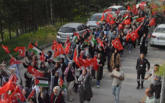 دعمًا للحراك الطلابي.. مظاهرة حاشدة في حرم جامعة “حاجت تبة” التركية