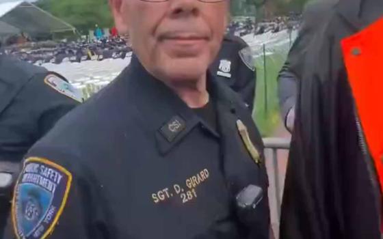 رجل أمن شتم الطلاب في مخيمهم