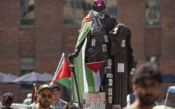 تتقدمهم أكاديمية.. متقاعدة  متظاهرون كاثوليك ينضمون لاعتصام جورج واشنطن