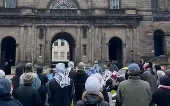 سيطرة طلاب جامعة أدنبرة الاسكتلندية على المبنى القديم داخل الحرم الجامعي