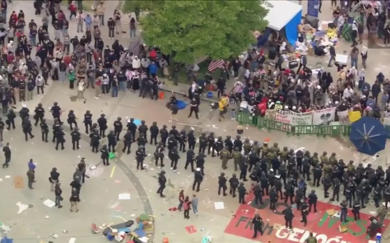 الشرطة تقمع طلابًا سيطروا على مبنى في جامعة كاليفورنيا