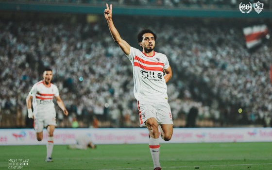 اللاعب أحمد حمدي يرفع شارة النصر