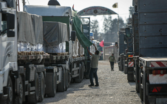 تكدس شاحنات المساعدات على معبر رفح