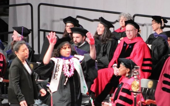 طلاب نورث إيسترن ينددون بالإبادة خلال حفل تخرجهم