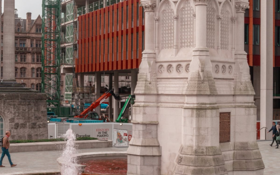 حركة فلسطين تصبغ نافورة باللون الأحمر في بيرمنغهام